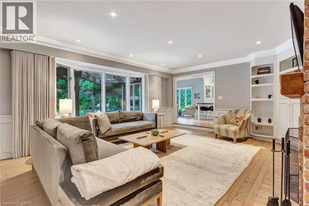 22 Deerpath Court, Cambridge, ON - Indoor Photo Showing Living Room