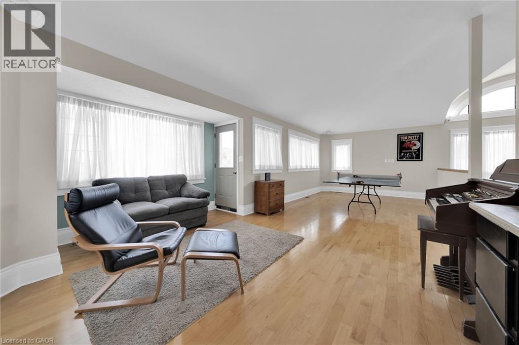 550 Beach Boulevard, Hamilton, ON - Indoor Photo Showing Living Room
