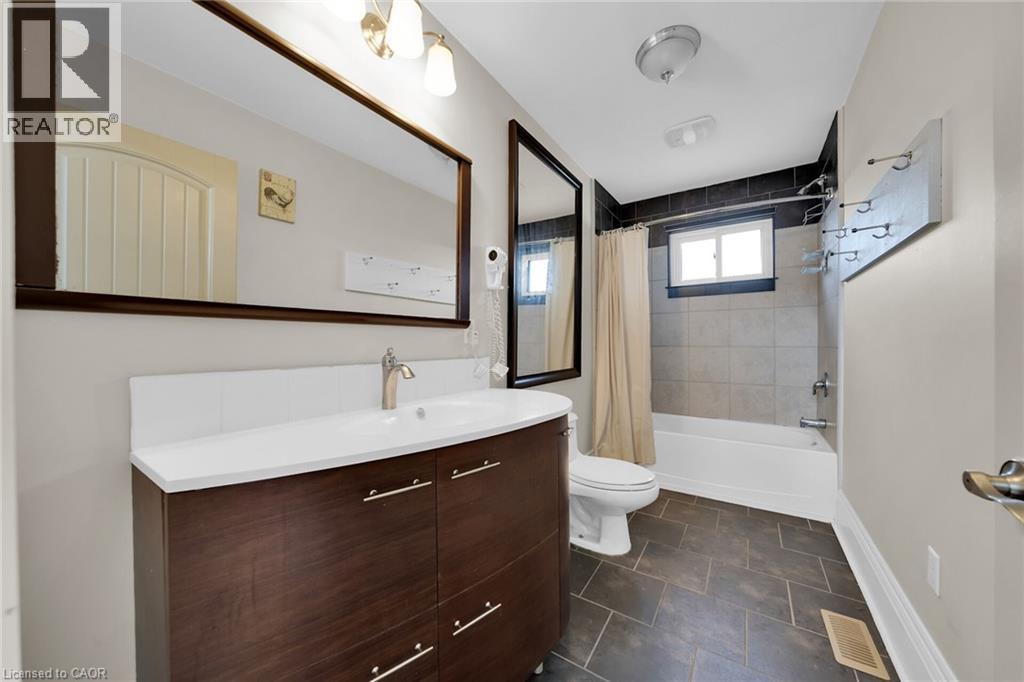 550 Beach Boulevard, Hamilton, ON - Indoor Photo Showing Bathroom