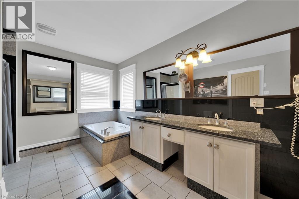 550 Beach Boulevard, Hamilton, ON - Indoor Photo Showing Bathroom