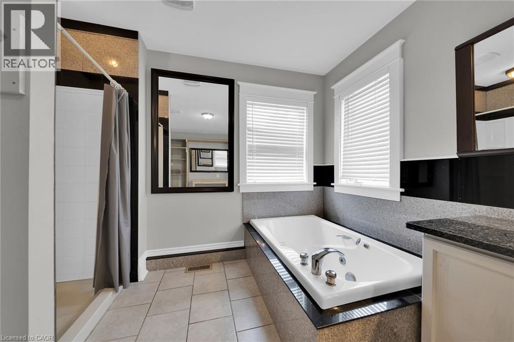 550 Beach Boulevard, Hamilton, ON - Indoor Photo Showing Bathroom
