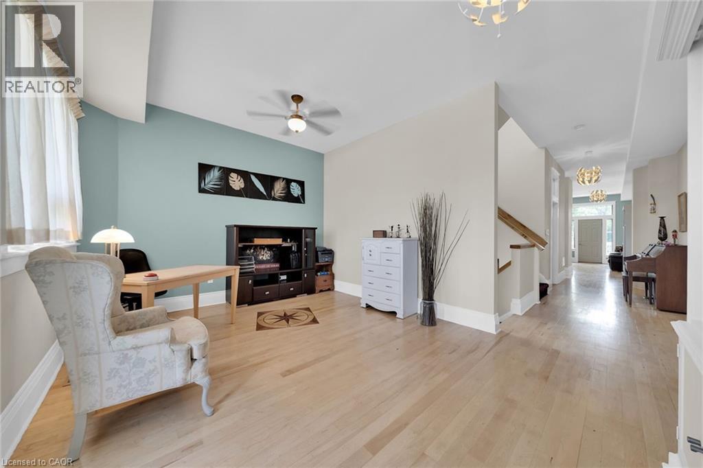 550 Beach Boulevard, Hamilton, ON - Indoor Photo Showing Living Room