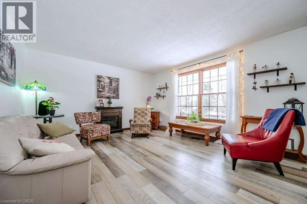39 Bannockburn Road, Kitchener, ON - Indoor Photo Showing Living Room
