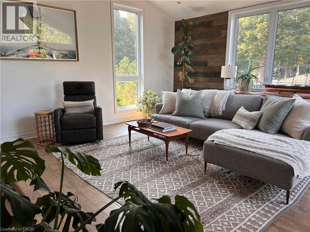 657 Windham Road 14, Simcoe, ON - Indoor Photo Showing Living Room