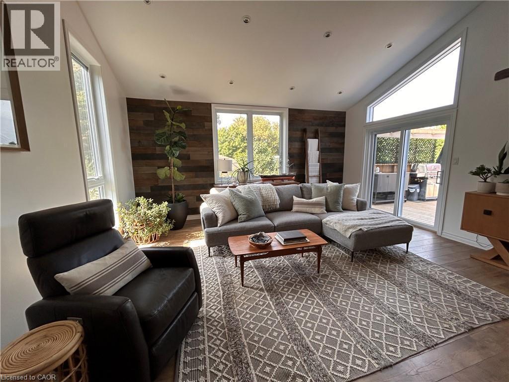 657 Windham Road 14, Simcoe, ON - Indoor Photo Showing Living Room