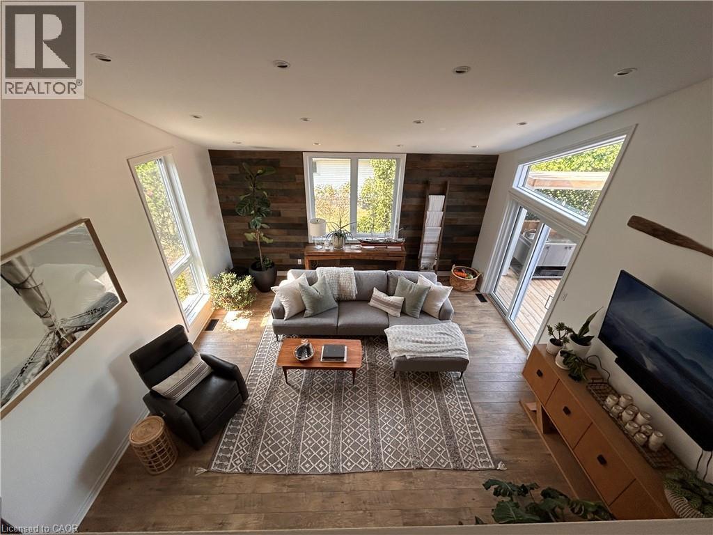 657 Windham Road 14, Simcoe, ON - Indoor Photo Showing Living Room