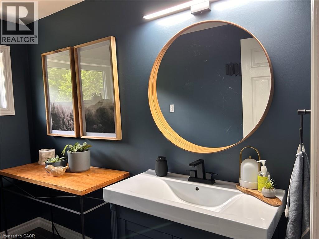 657 Windham Road 14, Simcoe, ON - Indoor Photo Showing Bathroom