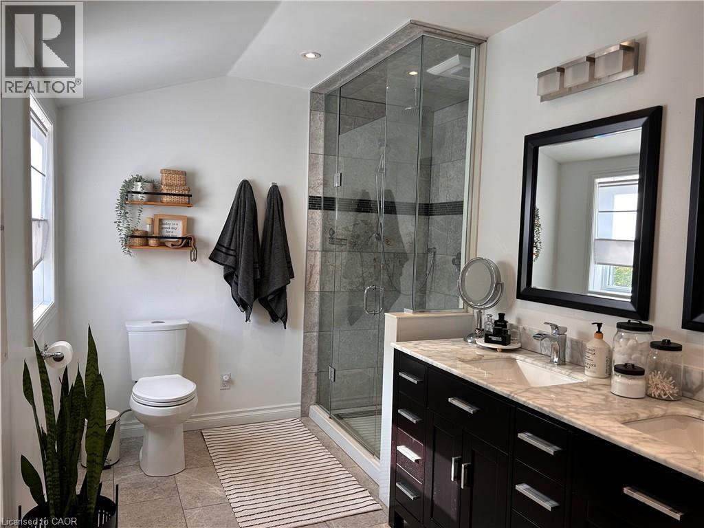 upstairs 5 pcs bathroom - 657 Windham Road 14, Simcoe, ON - Indoor Photo Showing Bathroom