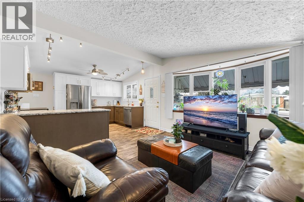77 Lawfield Drive, Hamilton, ON - Indoor Photo Showing Living Room