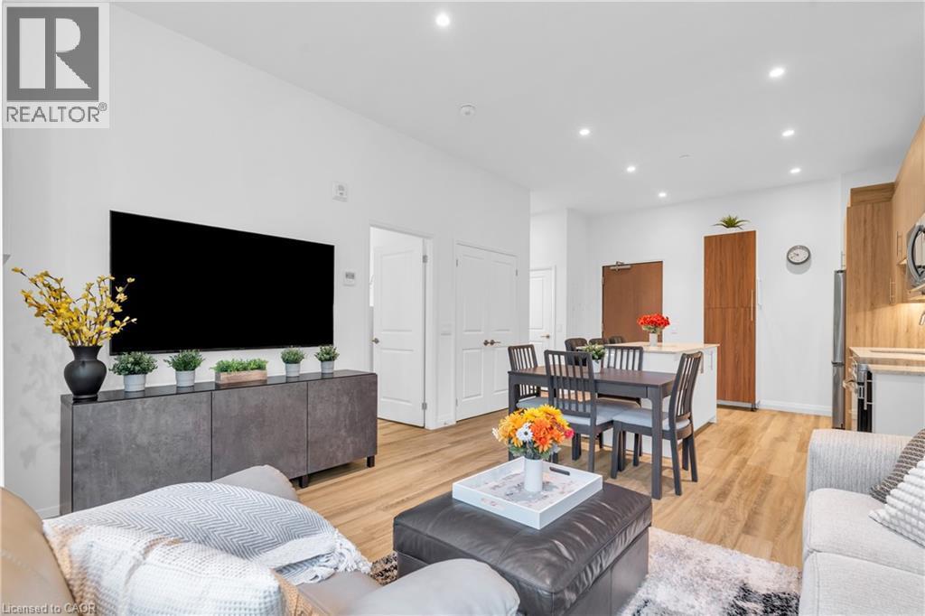 525 New Dundee Road Unit# 101, Kitchener, ON - Indoor Photo Showing Living Room