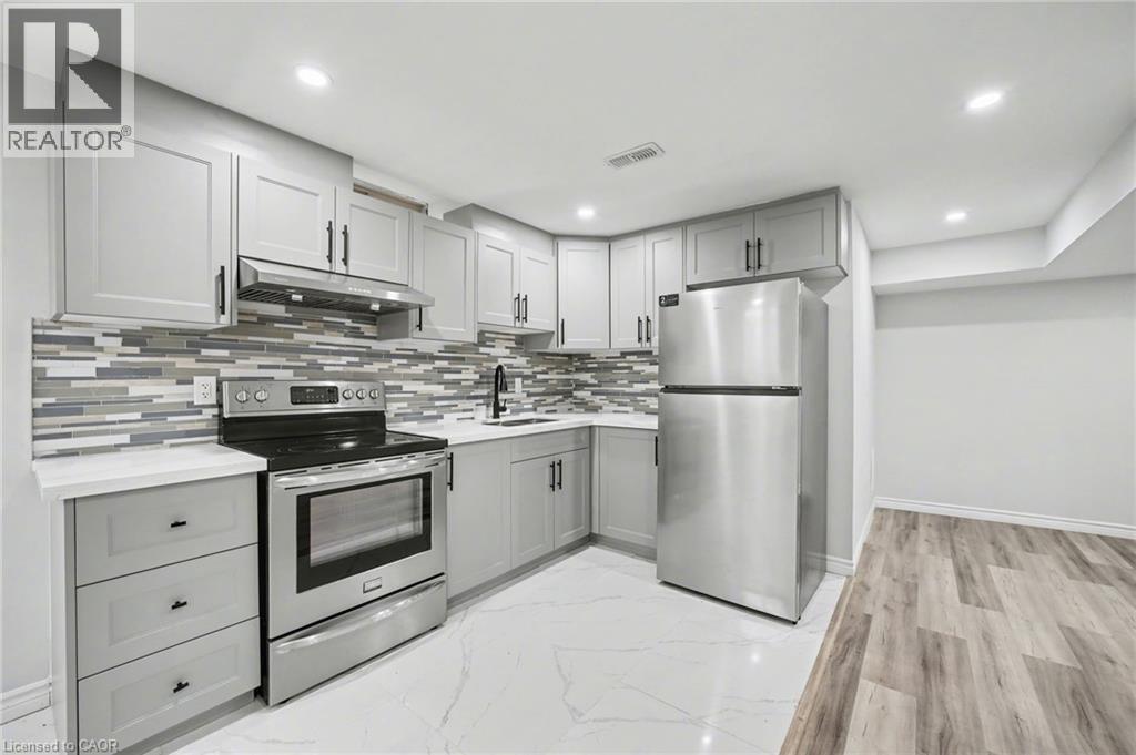 24 Derby Drive, Caledonia, ON - Indoor Photo Showing Kitchen With Upgraded Kitchen