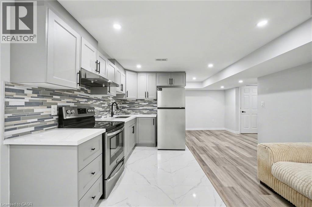 24 Derby Drive, Caledonia, ON - Indoor Photo Showing Kitchen With Upgraded Kitchen