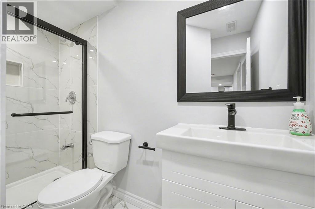 24 Derby Drive, Caledonia, ON - Indoor Photo Showing Bathroom