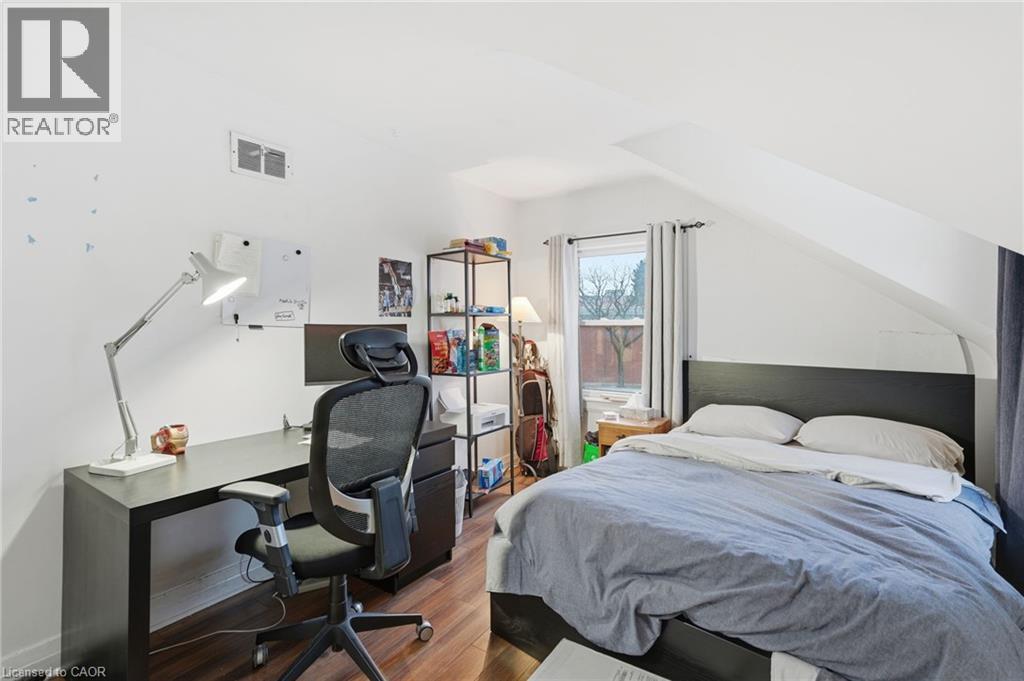 2 Gary Avenue, Hamilton, ON - Indoor Photo Showing Bedroom