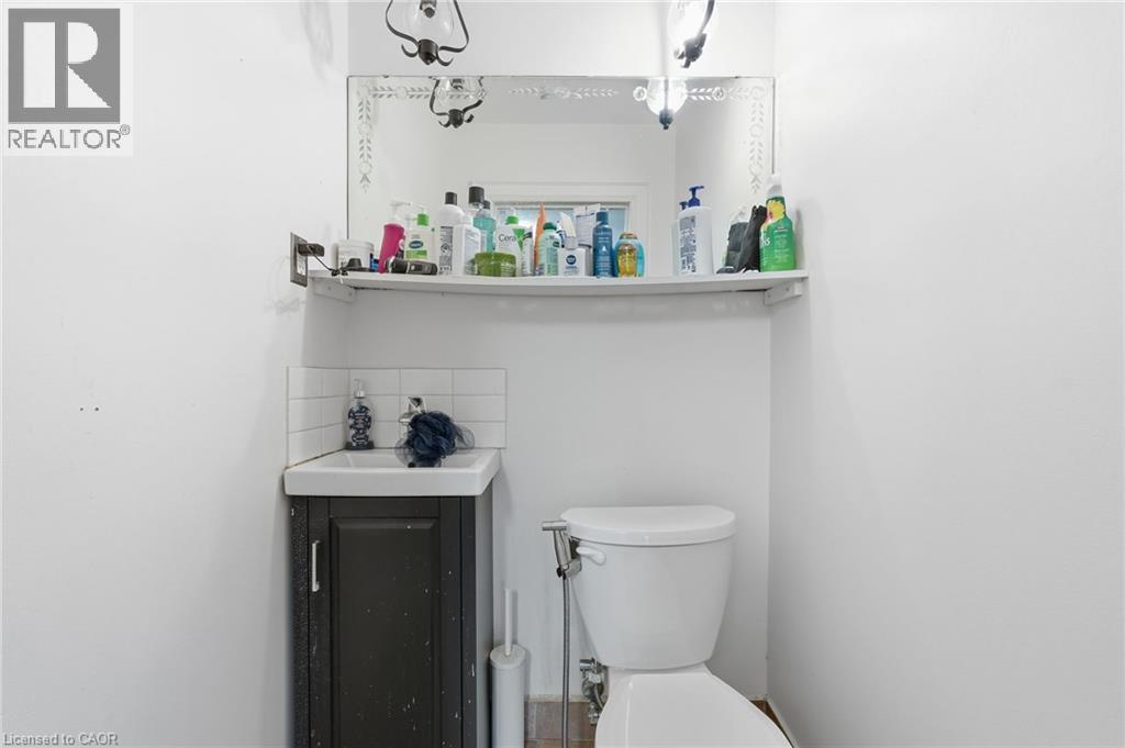 2 Gary Avenue, Hamilton, ON - Indoor Photo Showing Bathroom