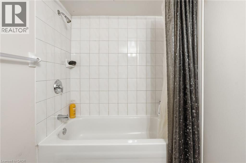 2 Gary Avenue, Hamilton, ON - Indoor Photo Showing Bathroom