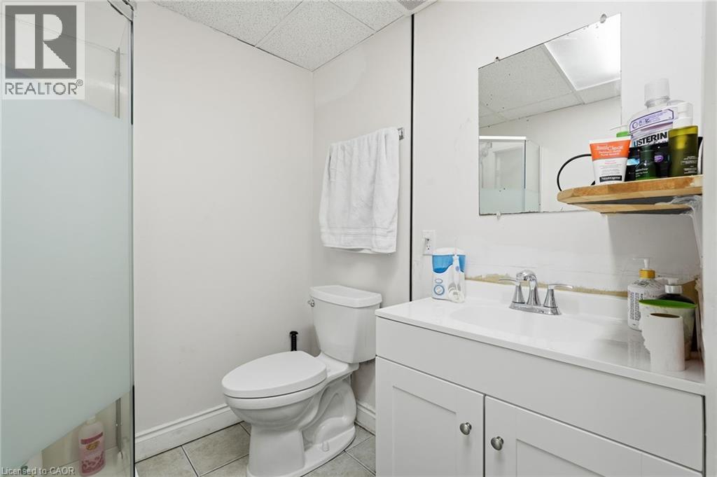 2 Gary Avenue, Hamilton, ON - Indoor Photo Showing Bathroom