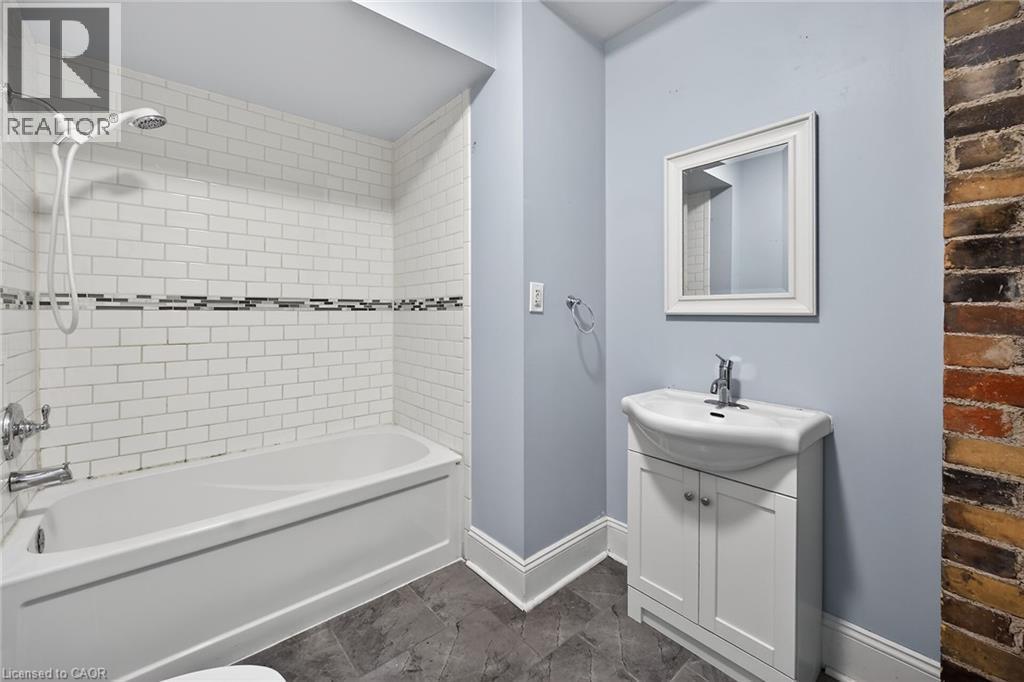 495 Charlton Avenue E, Hamilton, ON - Indoor Photo Showing Bathroom