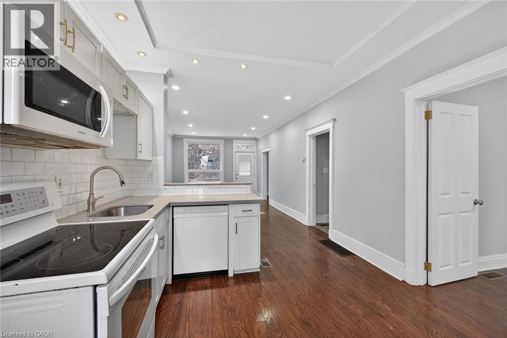 495 Charlton Avenue E, Hamilton, ON - Indoor Photo Showing Kitchen