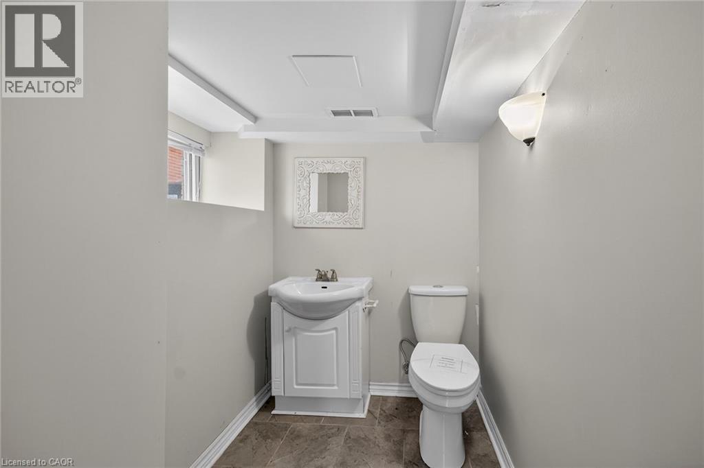 495 Charlton Avenue E, Hamilton, ON - Indoor Photo Showing Bathroom