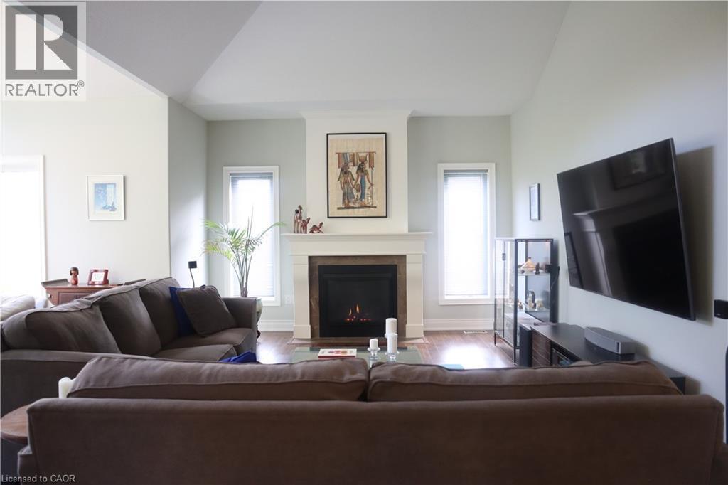 3507 Trillium Crescent, Fort Erie, ON - Indoor Photo Showing Living Room With Fireplace