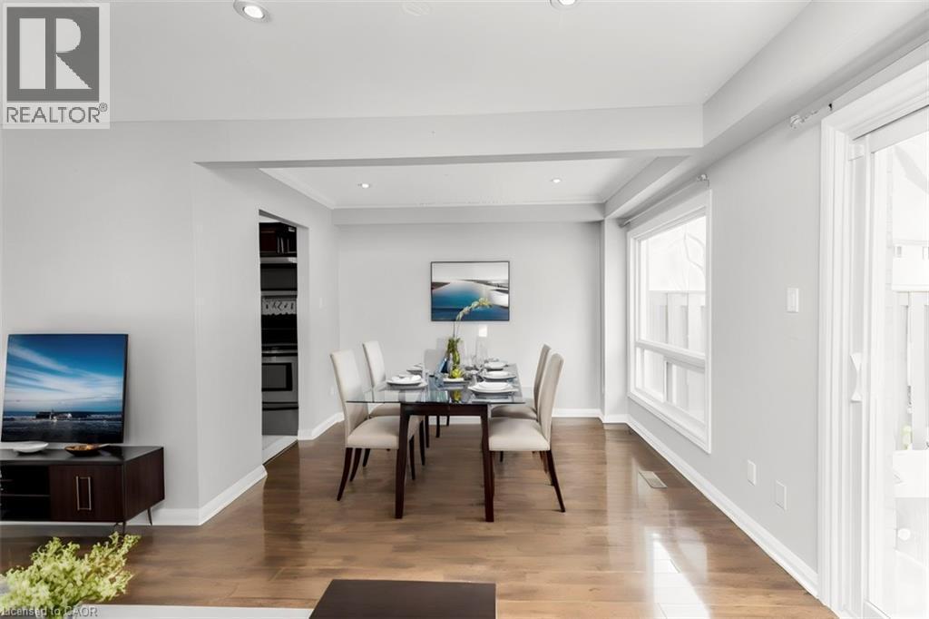 14 Derby Street Unit# 35, Hamilton, ON - Indoor Photo Showing Living Room