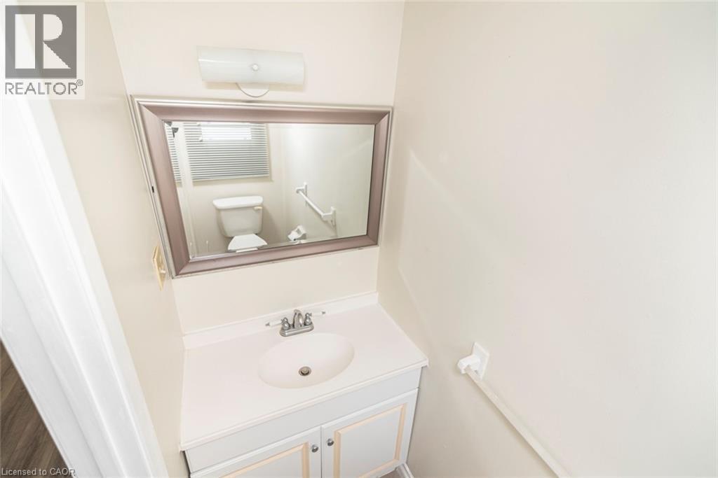 14 Derby Street Unit# 35, Hamilton, ON - Indoor Photo Showing Bathroom