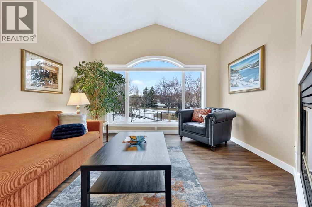 Living room window takes in the view of the west backyard - 509 Riverview Place Se, Calgary, AB - Indoor Photo Showing Living Room