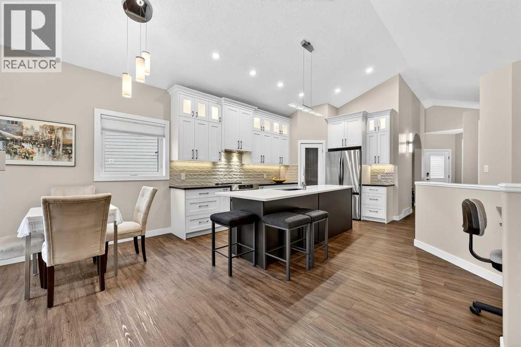 Eat-in nook offers more seating options - 509 Riverview Place Se, Calgary, AB - Indoor