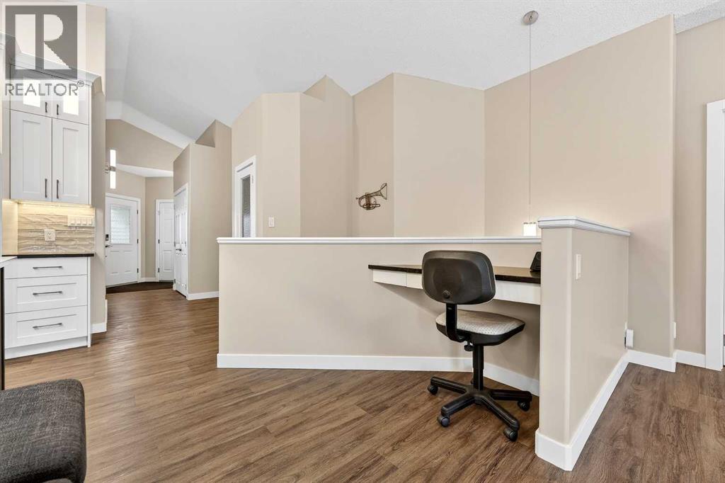 Built-in desk for office or homework station - 509 Riverview Place Se, Calgary, AB - Indoor