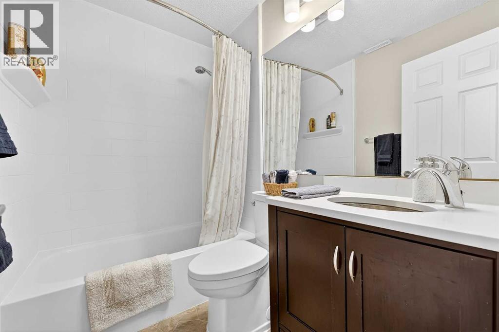 Basement 4-piece bathroom, perfectly located between the two basement bedrooms! - 509 Riverview Place Se, Calgary, AB - Indoor Photo Showing Bathroom