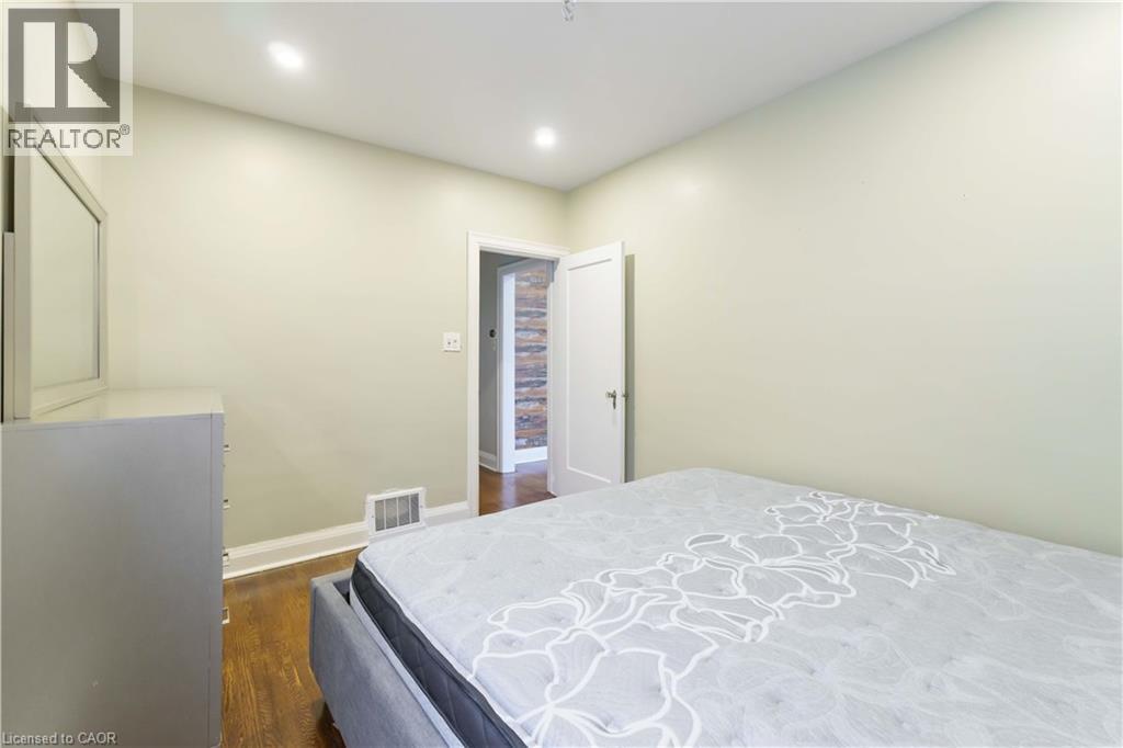 136 Ivon Avenue, Hamilton, ON - Indoor Photo Showing Bedroom