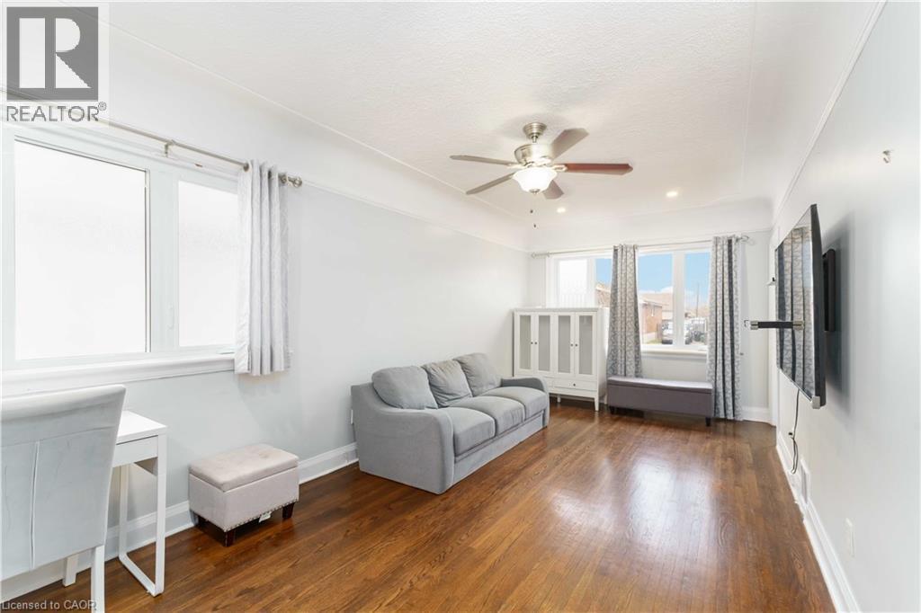 136 Ivon Avenue, Hamilton, ON - Indoor Photo Showing Other Room