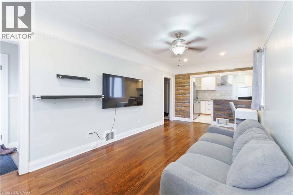 136 Ivon Avenue, Hamilton, ON - Indoor Photo Showing Living Room