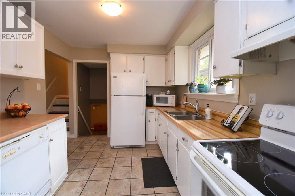 119 Gemini Drive, Hamilton, ON - Indoor Photo Showing Kitchen With Double Sink