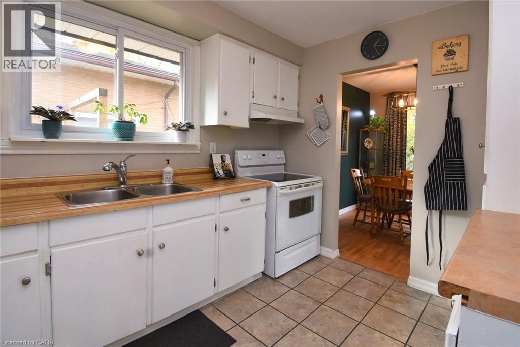 119 Gemini Drive, Hamilton, ON - Indoor Photo Showing Kitchen With Double Sink