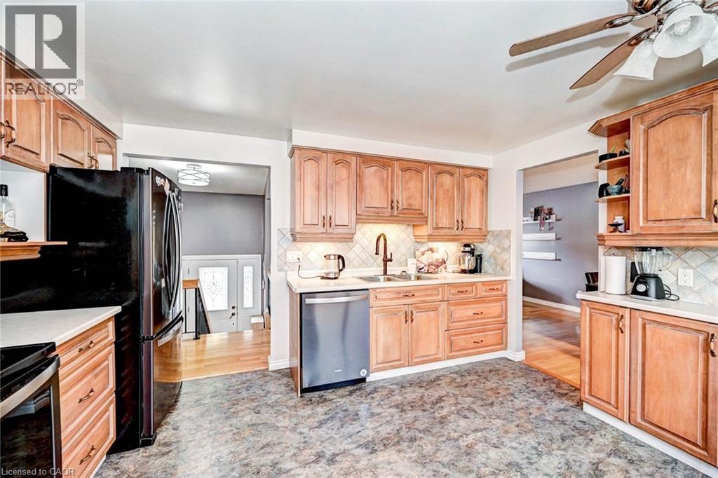 288 Salisbury Avenue, Cambridge, ON - Indoor Photo Showing Kitchen With Double Sink