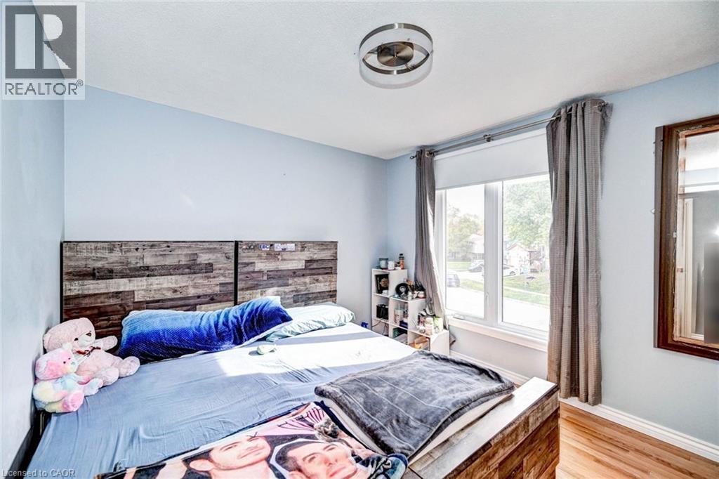 288 Salisbury Avenue, Cambridge, ON - Indoor Photo Showing Bedroom