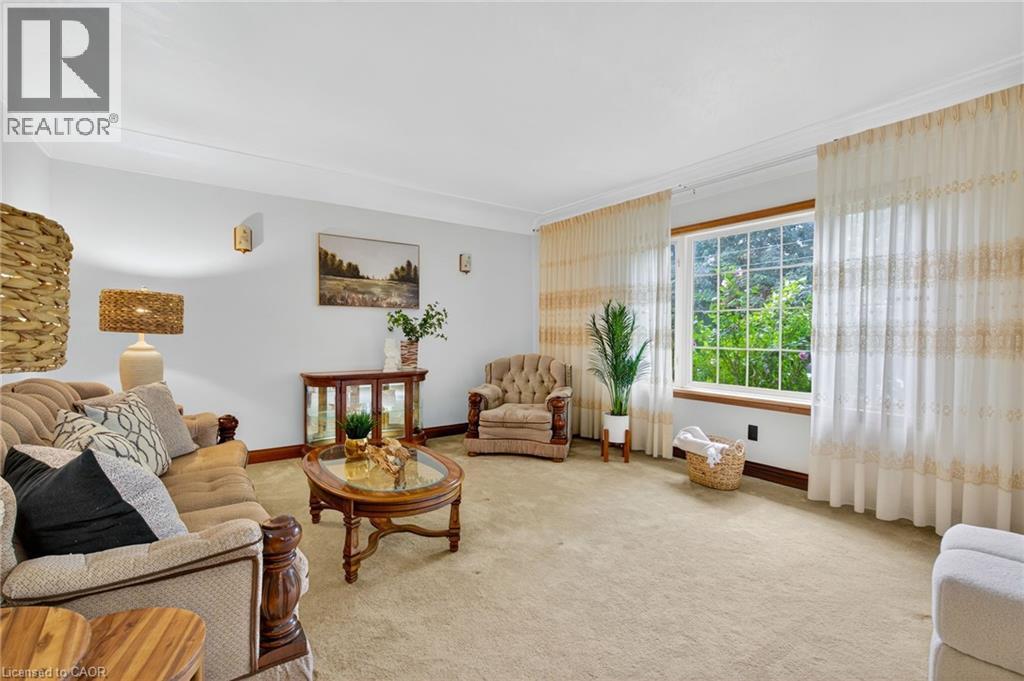 961 Danforth Avenue, Burlington, ON - Indoor Photo Showing Living Room