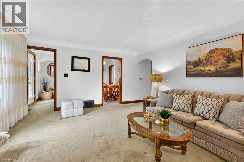 961 Danforth Avenue, Burlington, ON - Indoor Photo Showing Living Room
