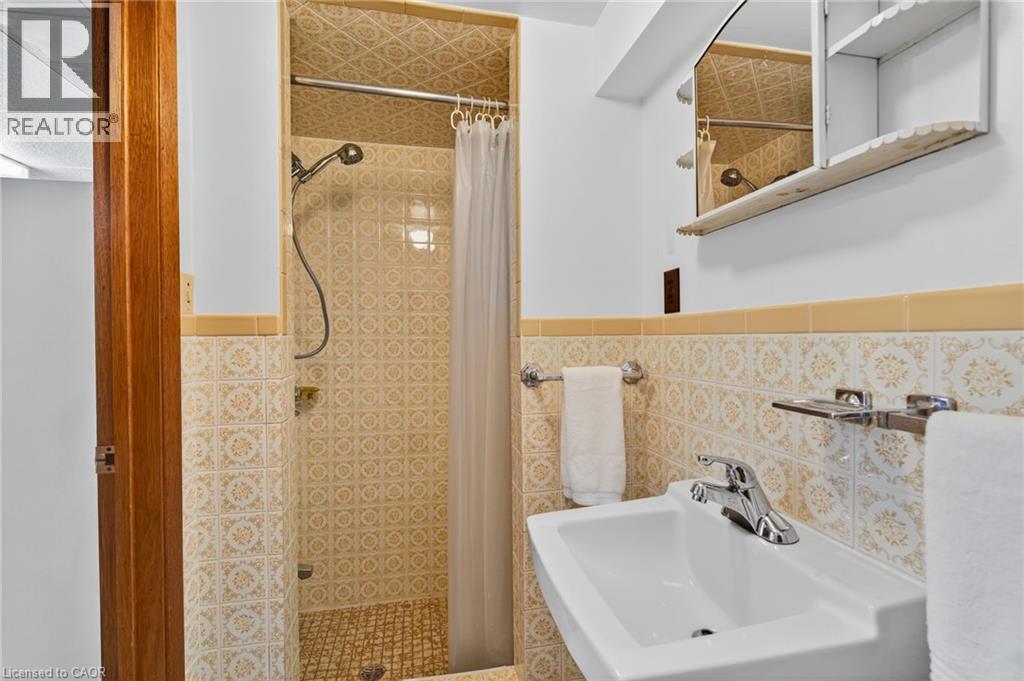961 Danforth Avenue, Burlington, ON - Indoor Photo Showing Bathroom