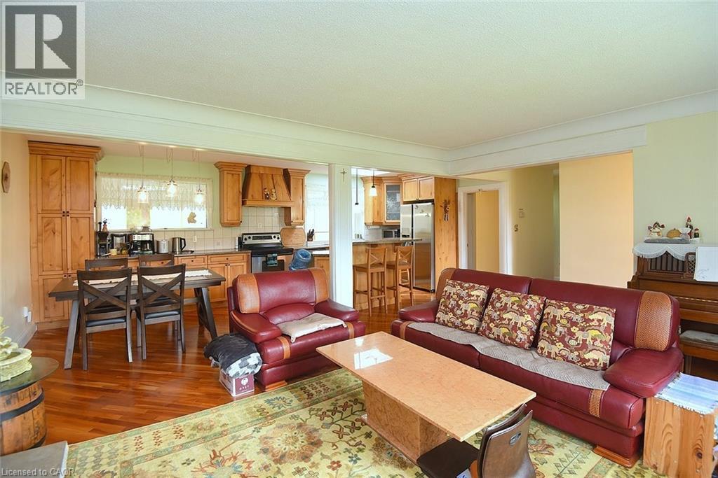 564 Evans Road, Hamilton, ON - Indoor Photo Showing Living Room