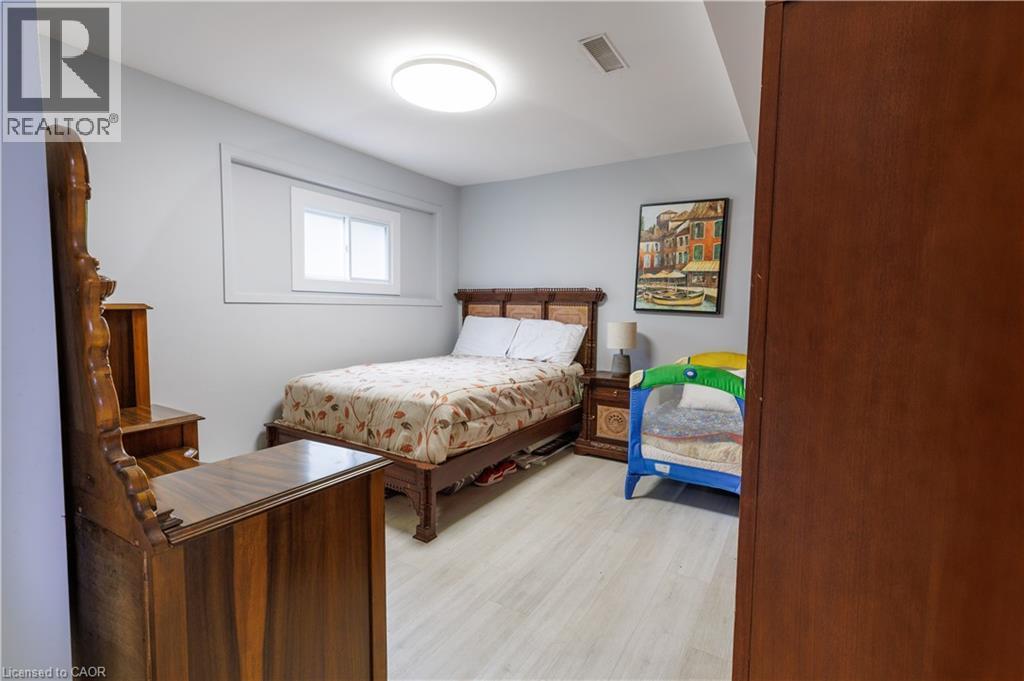 18 Silverdale Crescent, London, ON - Indoor Photo Showing Bedroom