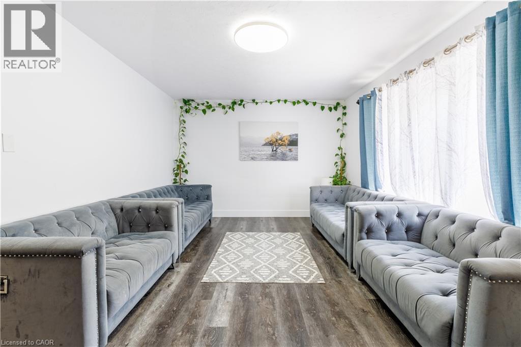 18 Silverdale Crescent, London, ON - Indoor Photo Showing Living Room