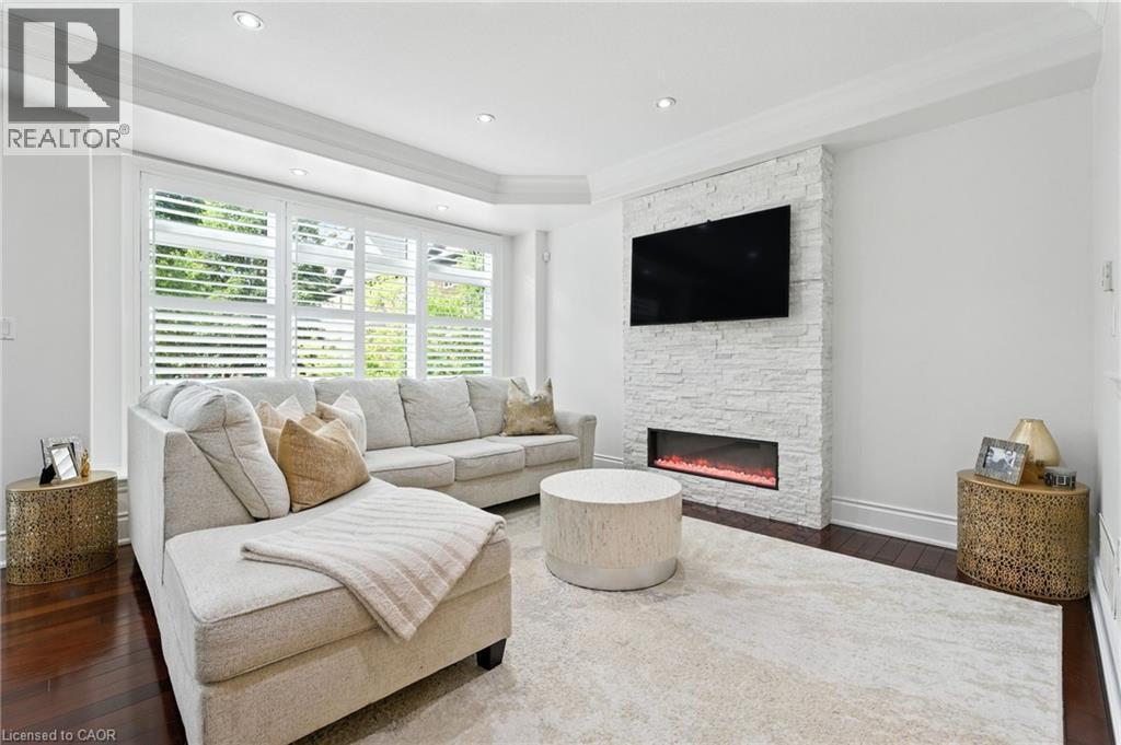199 Hunter Street W, Hamilton, ON - Indoor Photo Showing Living Room