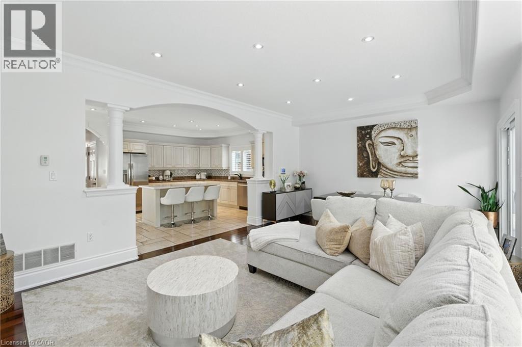199 Hunter Street W, Hamilton, ON - Indoor Photo Showing Living Room