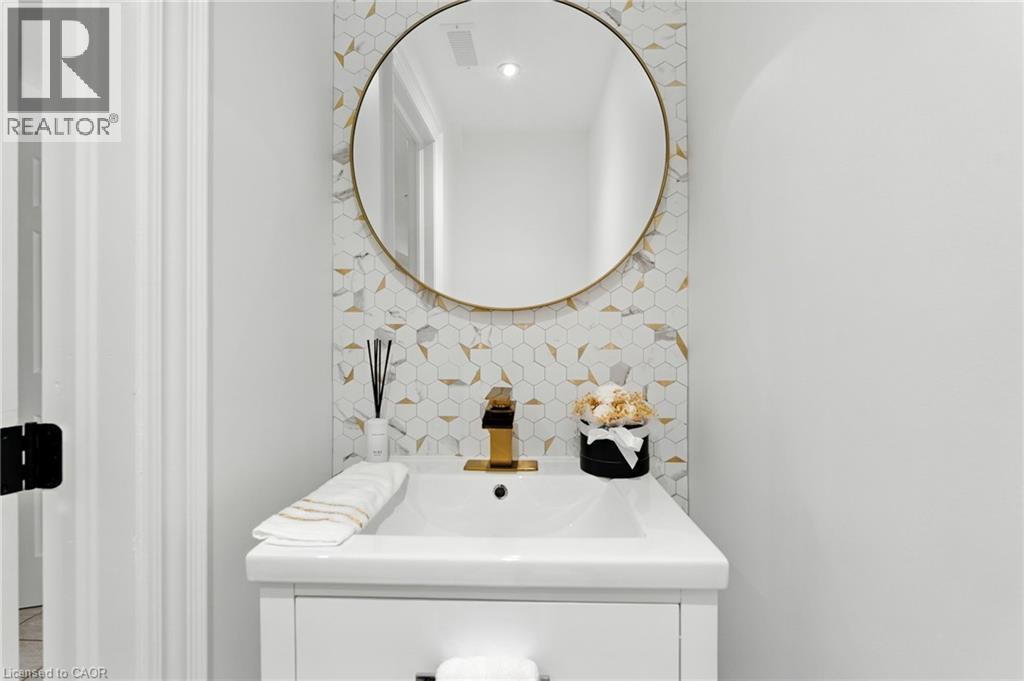 199 Hunter Street W, Hamilton, ON - Indoor Photo Showing Laundry Room