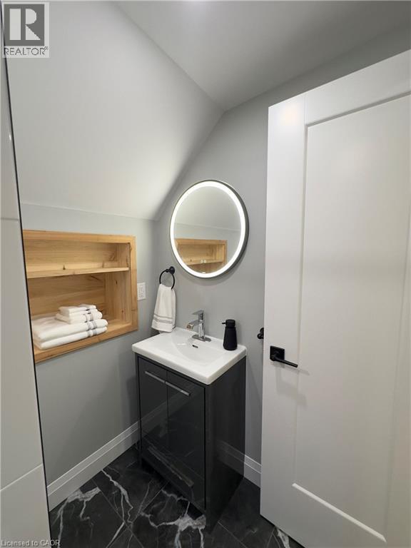 232 Rodgers Road, Hamilton, ON - Indoor Photo Showing Bathroom