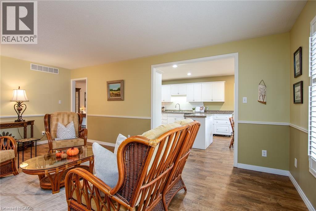 372 Gatestone Boulevard, Waterloo, ON - Indoor Photo Showing Living Room