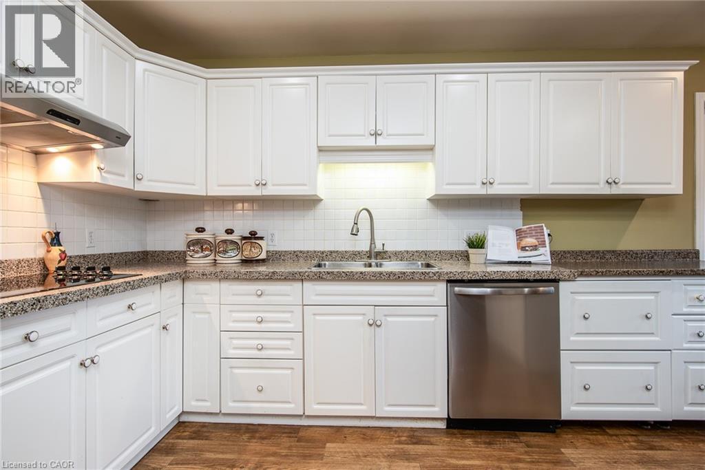 372 Gatestone Boulevard, Waterloo, ON - Indoor Photo Showing Kitchen With Double Sink